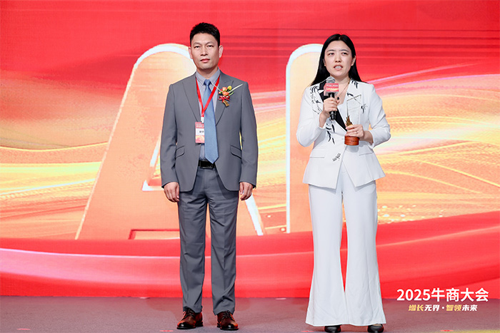 明亮照明集團(tuán)總經(jīng)理荊明慧為嘉賓頒獎